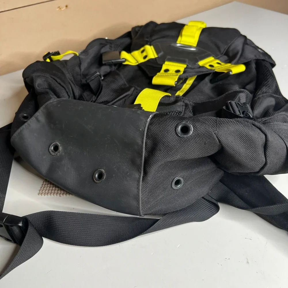 Oakley Kitchen Sink Backpack Black Yellow Laptop Compartment 92060-001